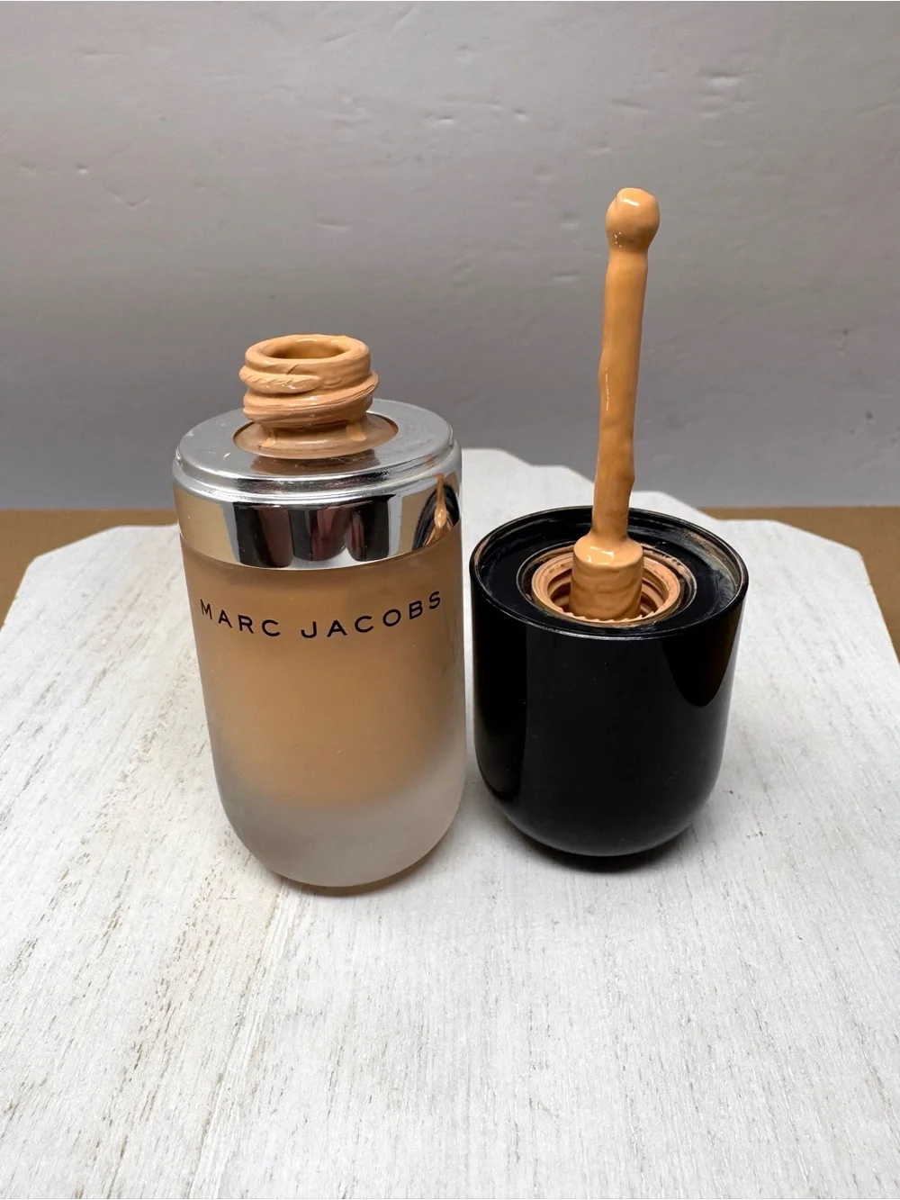 MARC JACOBS Re(marc)ble full cover foundation, Beige 33